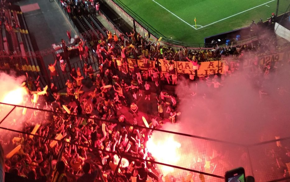 Cambio de horario y expediente abierto para Peñarol por uso de bengalas en Santa Fe