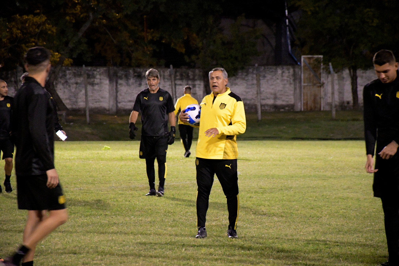 Peñarol se entrenó en Paraná enfocado en el partido ante Colón