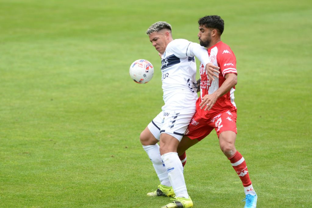 Unión está obligado a ganar en La Plata para seguir con chances de clasificación