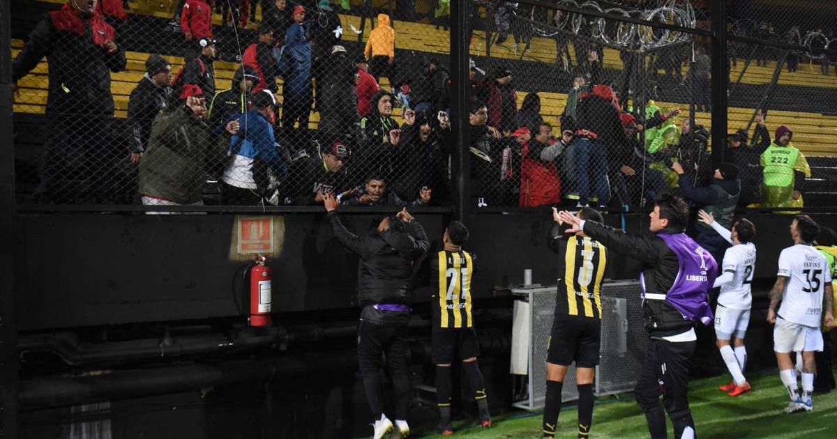 Peñarol explicó por qué sus hinchas llegaron con facilidad al sector de la parcialidad de Colón