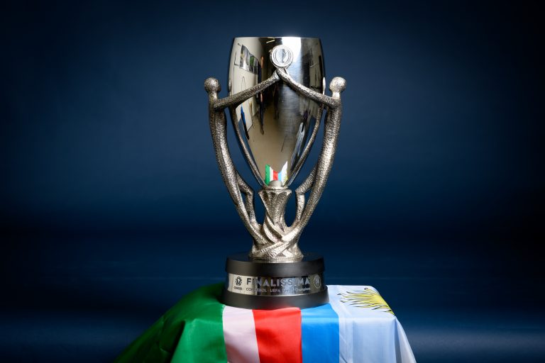 El trofeo que recibirá el ganador de la Finalissima