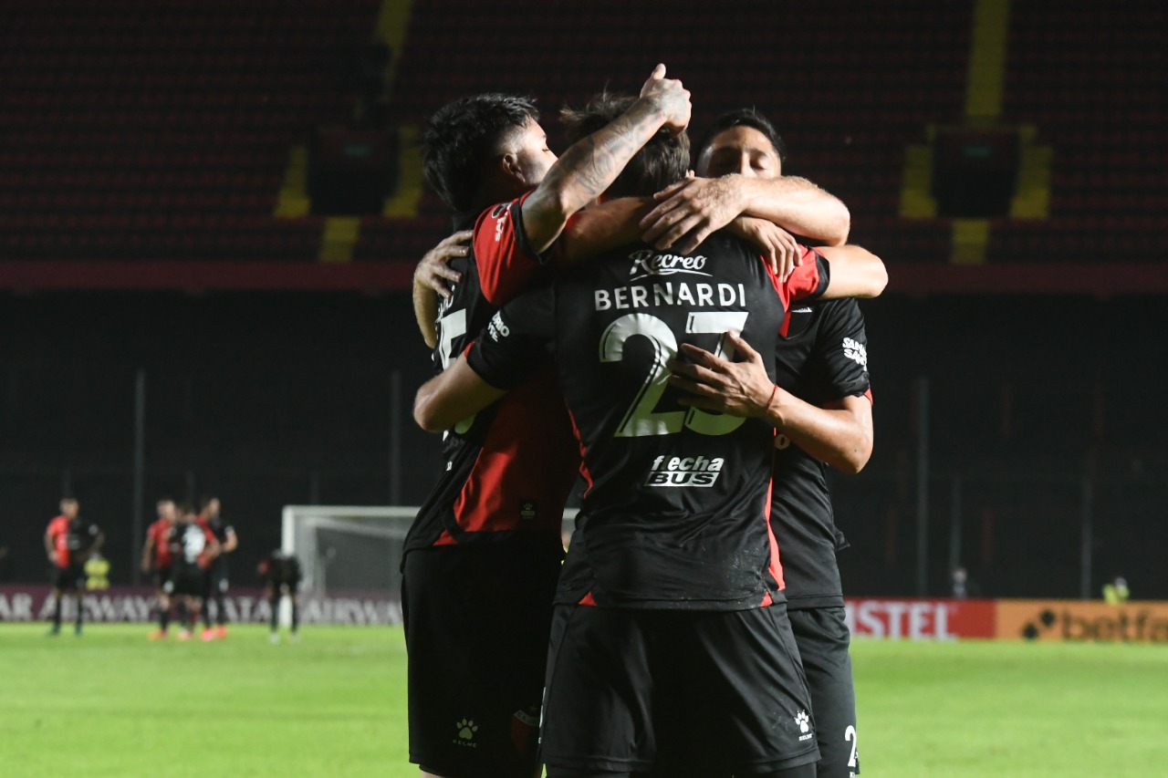 Hay fiesta en el Centenario: Colón venció a Cerro, llegó a la cima y festeja 117 años