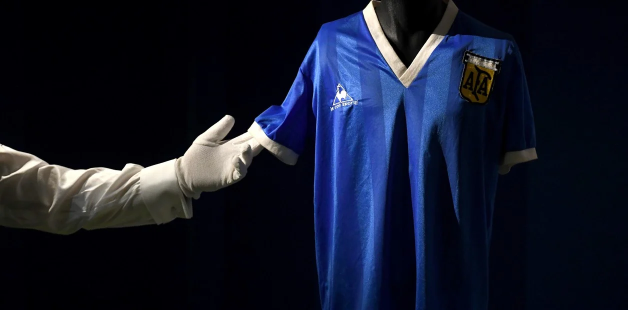 Por una subasta multimillonaria, la camiseta de Maradona ya tiene un nuevo dueño