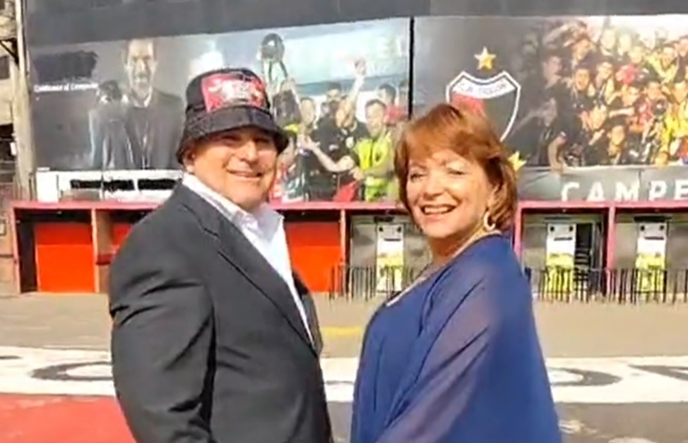 Video: una pareja se casó en la cancha de Colón