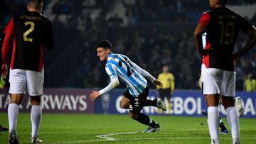 Racing ganó con gol de un ex Colón y está a un paso de clasificar