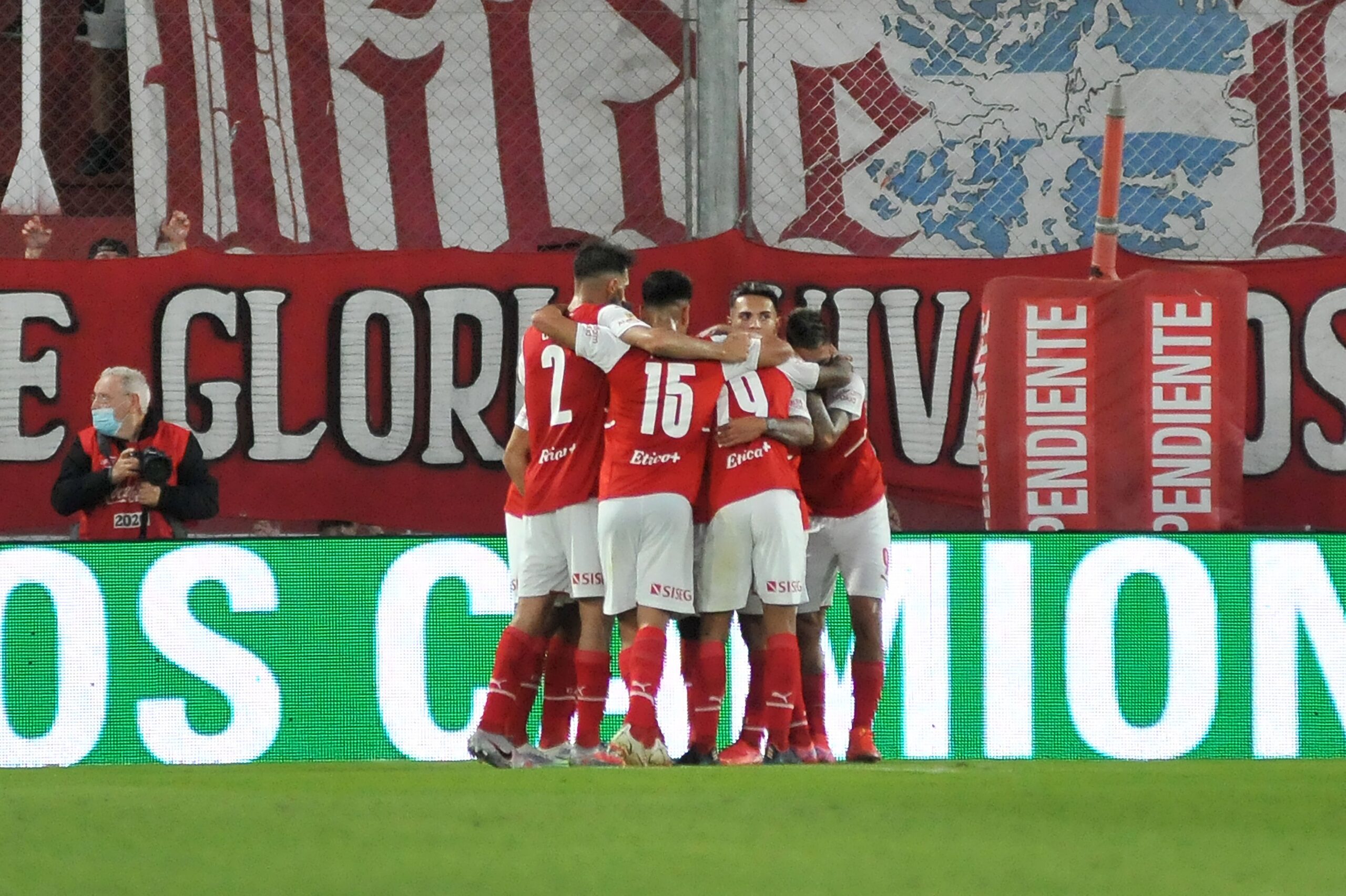 Independiente goleó a Huracán y lo dejó sin chances de clasificar