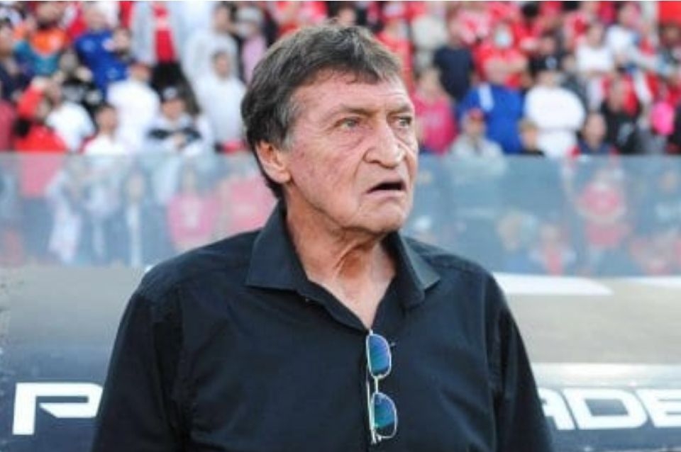 ¿Qué debe hacer Falcioni ante la amenaza de suspensión de tres de sus figuras?