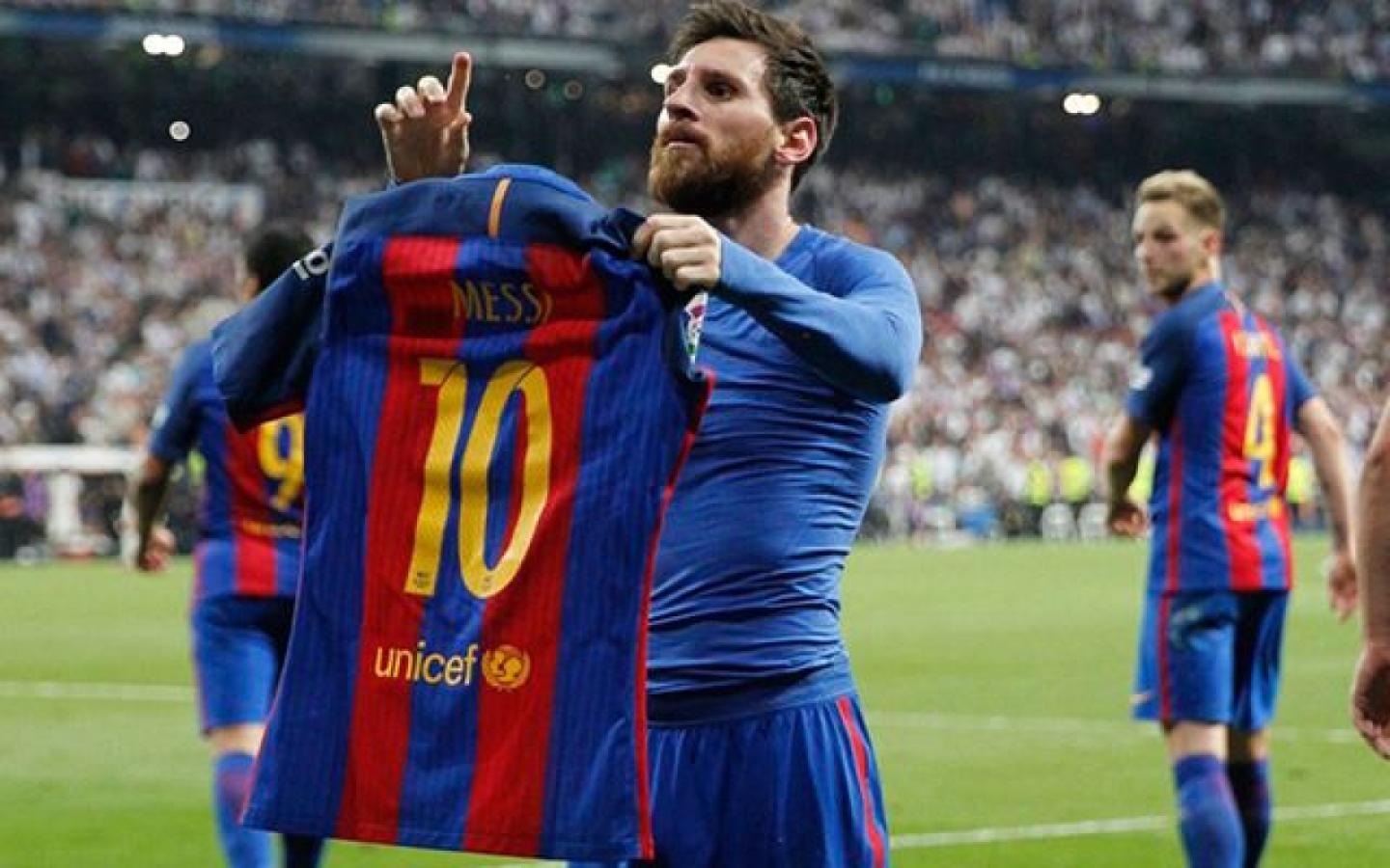 En una subasta, pagaron una fortuna por una emblemática camiseta de Messi