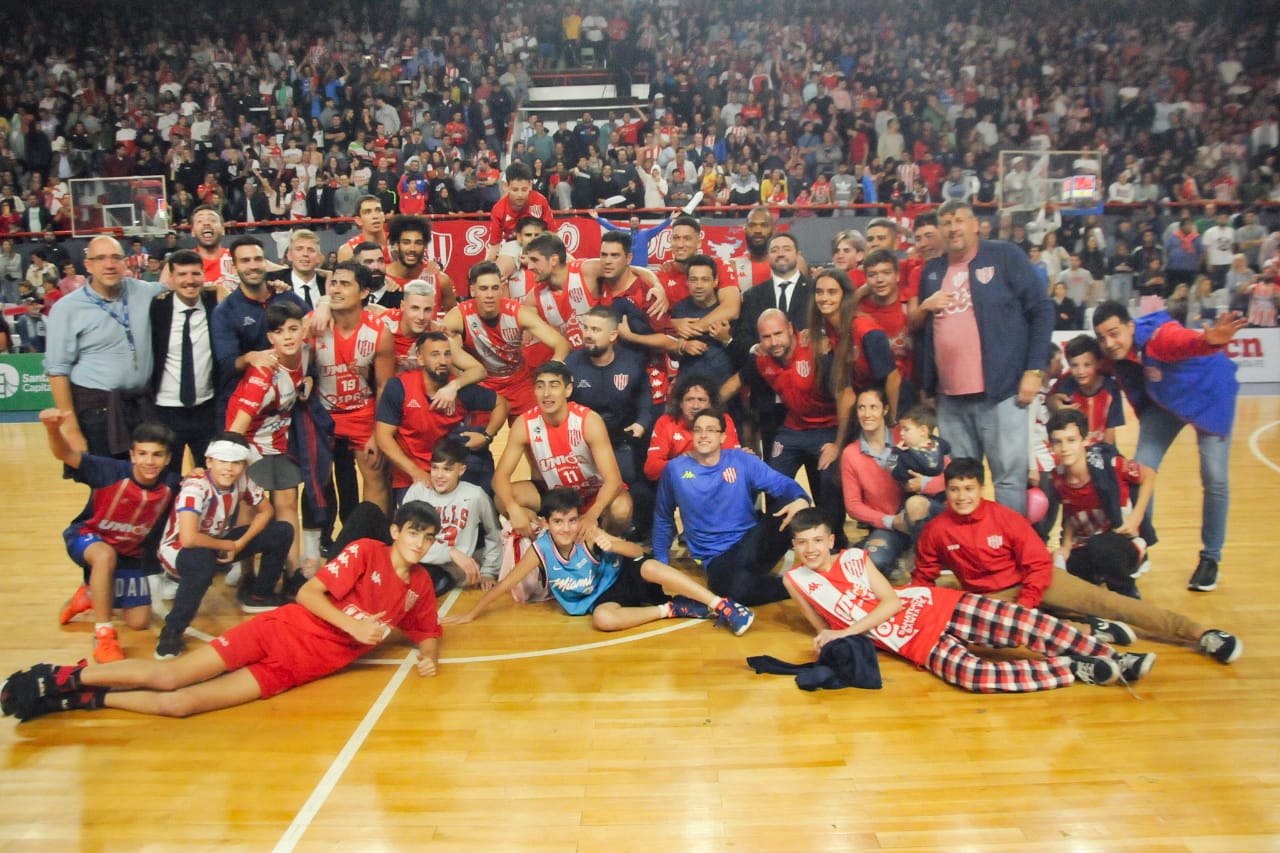 Unión le hizo un agradecimiento especial al plantel de básquet