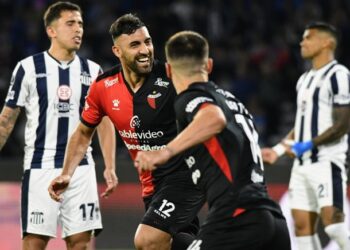 A Colón se le escurrió el triunfo en el final, pero se trajo un valioso empate de Córdoba