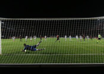 Colón volvió a fallar un penal y cayó frente a Huracán en Santa Fe