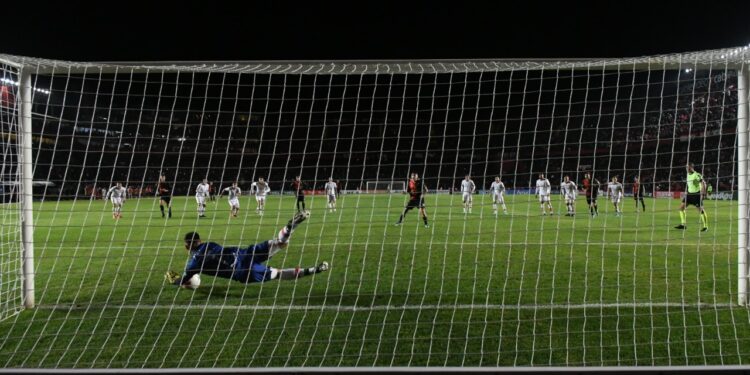 Colón volvió a fallar un penal y cayó frente a Huracán en Santa Fe