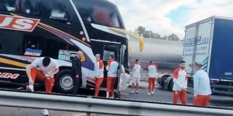 ¡Dos horas varados en la ruta! El imprevisto del plantel de Huracán en su viaje a Santa Fe