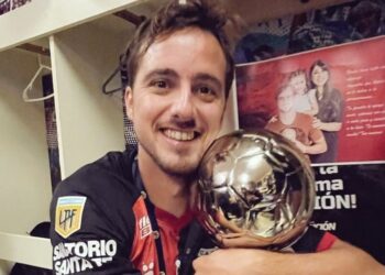 Colón oficializó la renovación de una pieza esencial del equipo campeón