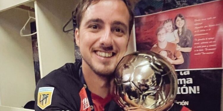 Colón oficializó la renovación de una pieza esencial del equipo campeón
