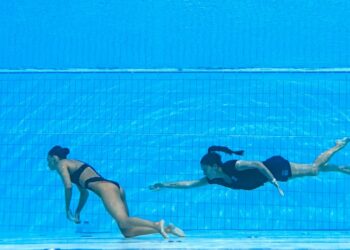 Una nadadora se desmayó en plena competencia y su entrenadora logró salvarla