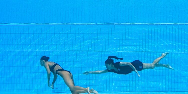 Una nadadora se desmayó en plena competencia y su entrenadora logró salvarla