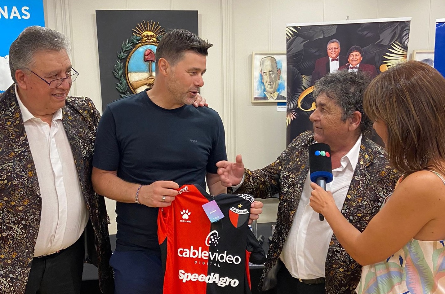 Los Palmeras le regalaron la camiseta de Colón a Pochettino