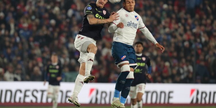 Unión perdió ante Nacional en Uruguay y está obligado a remontar dos goles