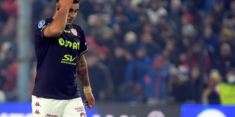 Unión perdió ante Nacional en Uruguay y está obligado a remontar dos goles