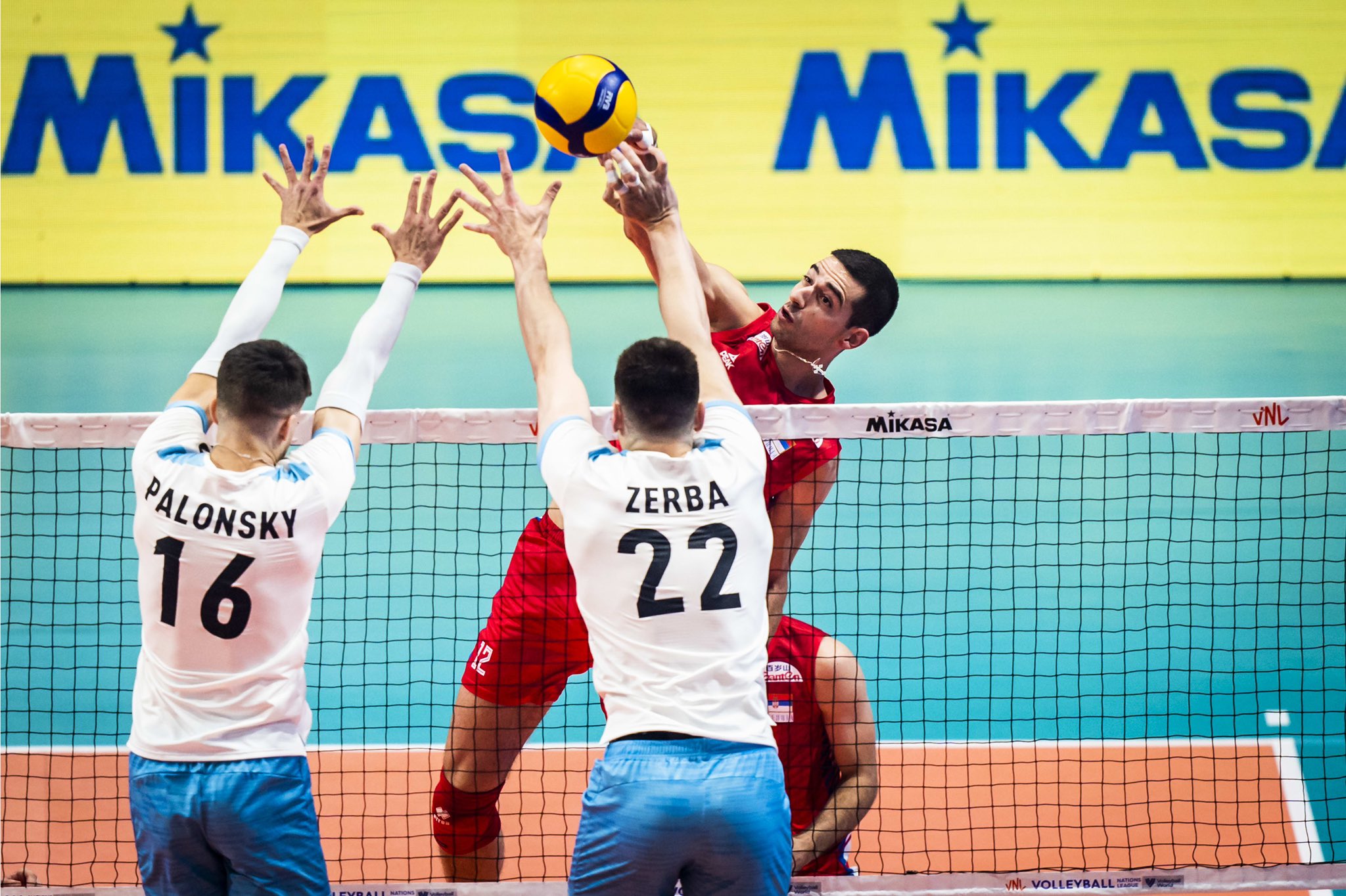 Voley: La Selección Argentina no pudo con Serbia por la Liga de Naciones