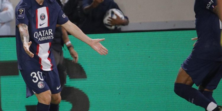 Messi abrió el marcador en la goleada de PSG, que comenzó la temporada con un título