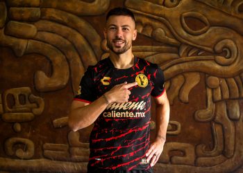 Un campeón Sabalero fue presentado en su nuevo club como «El León»