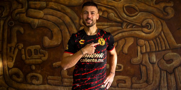 Un campeón Sabalero fue presentado en su nuevo club como «El León»