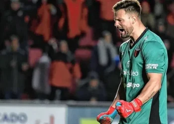 El arquero de Colón la «rompió» dentro y fuera de la cancha: Mirá lo que pasó después del partido