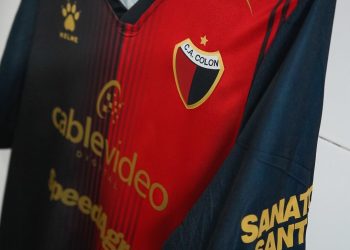 Los hinchas de Colón explotaron en redes por los colores invertidos en la camiseta