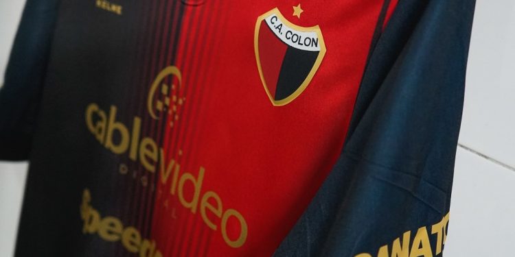 Los hinchas de Colón explotaron en redes por los colores invertidos en la camiseta