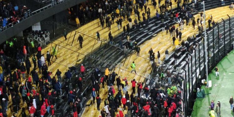Aún hay nueve hinchas de Peñarol detenidos por los incidentes ocurridos ante Colón en Uruguay