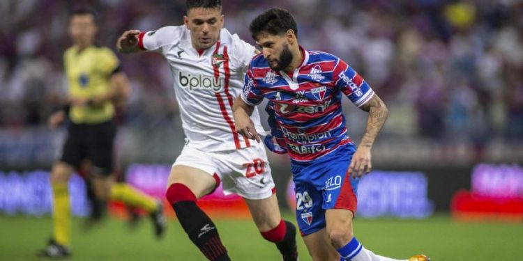Estudiantes reaccionó a tiempo y rescató un importante empate en Brasil