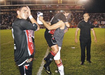 Surgió en Colón, se fue de su actual club y a los 37 años, quiere seguir jugando