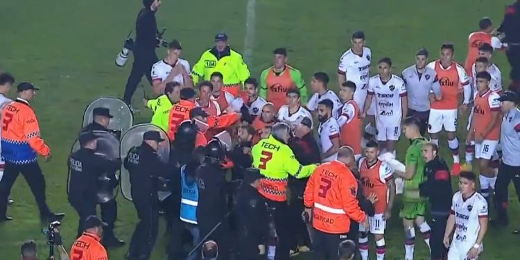 Barracas venció a Patronato con un escandaloso arbitraje que culminó con graves incidentes