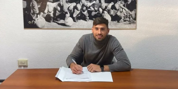 Santiago Pierotti renovó su vinculo con Colón