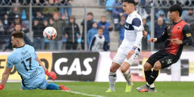 Una atajada de Chicco se postula para ser la mejor de la fecha