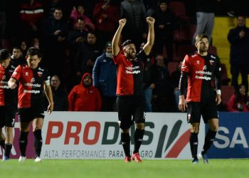 Colón se repuso a un gol en contra, un hombre menos, un penal en contra y ganó con otro golazo de Wanchope