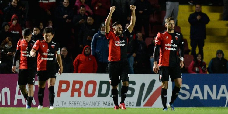 Colón se repuso a un gol en contra, un hombre menos, un penal en contra y ganó con otro golazo de Wanchope