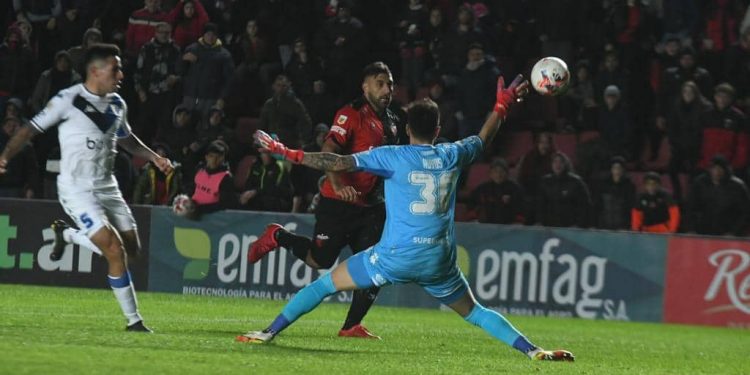 Gran triunfo de Colón ante el copero Vélez y con Rondina en la cancha