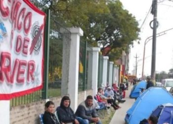 Hinchas de River acampan en Chaco para adquirir las entradas para la Copa Argentina