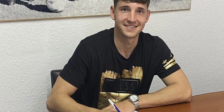 Gian Nardelli firmó su primer contrato con Colón