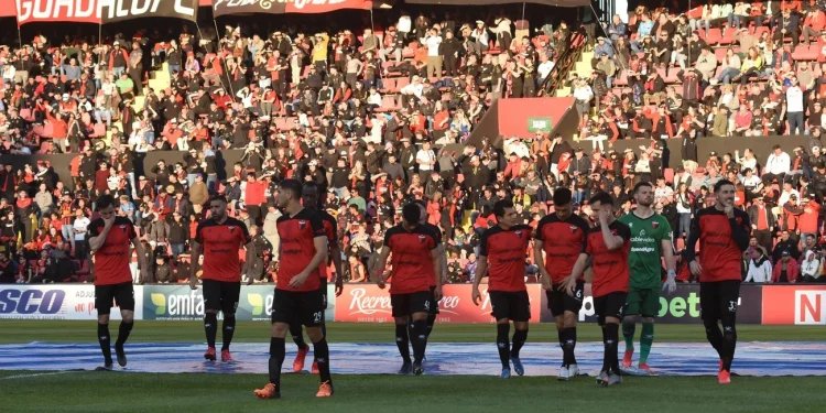 Chupete piensa cambios en defensa para recibir el domingo a Boca