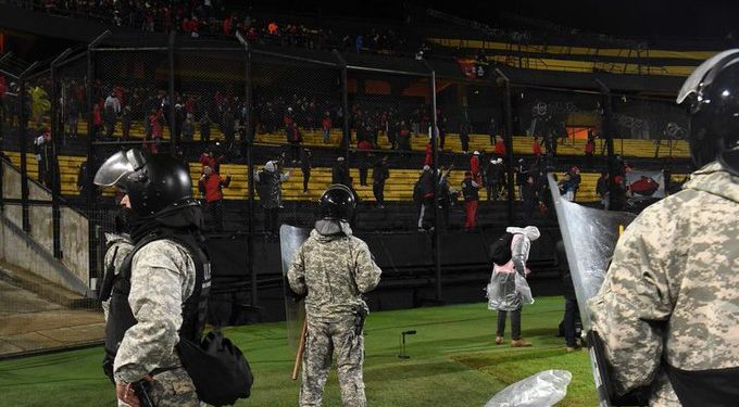 Se conoció la dura sanción de Conmebol por los incidentes en el partido Peñarol-Colón