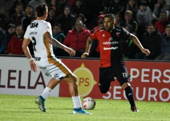 Wanchope ante Arsenal: Lujo, asistencia e increíble gol errado, para llegar a tres sin convertir