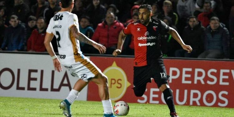 Wanchope ante Arsenal: Lujo, asistencia e increíble gol errado, para llegar a tres sin convertir