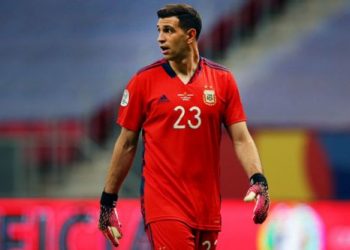 Dibu Martínez está en el Top 10 de arqueros más caros del mundo