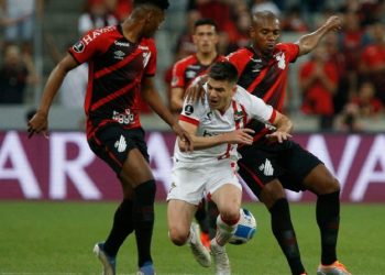 Estudiantes se volvió de Brasil con un valioso empate