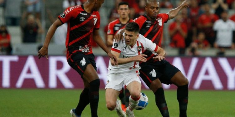 Estudiantes se volvió de Brasil con un valioso empate