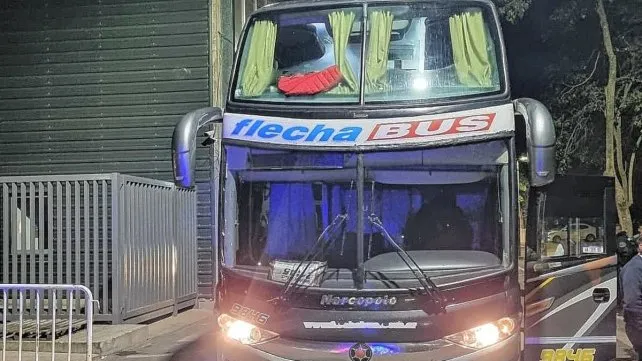 Una mujer atacó a piedrazos el micro de Unión en La Plata y fue aprehendida